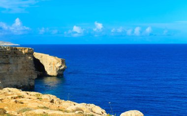 Marfa yarımadasındaki kayalıklardan Akdeniz manzarası. Malta Adası.