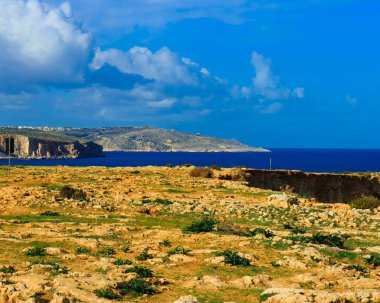 Marfa yarımadasındaki kayalıklardan Akdeniz manzarası. Malta Adası.