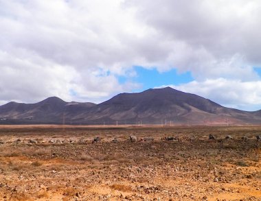Lanzarote Adası 'ndaki çölün üzerinde. Mars manzara gibi..