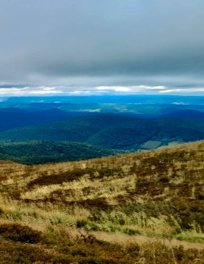 Dağın tepesinden Bieszczady 'nin güzel manzarası. Dağ turizmi.