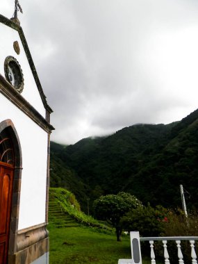 Sao Miguel Adası 'ndaki tropikal ormanda küçük bir kilise.