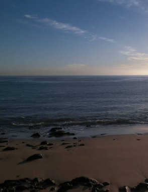 Playa Blanca plajından okyanus manzarası, Lanzarote Adası, Kanarya takımadaları. Doğanın güzelliği.