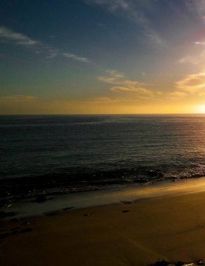 Playa Blanca plajından okyanus manzarası, Lanzarote Adası, Kanarya takımadaları. Doğanın güzelliği.
