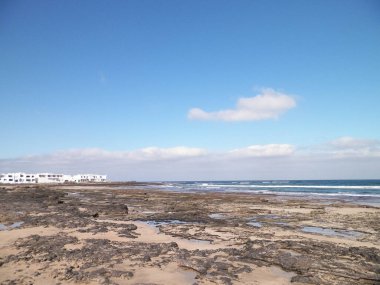 Caleta de Famara 'daki Atlantik kıyısında. Lanzarote Adası. Kanarya.