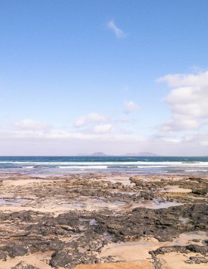 Caleta de Famara 'daki Atlantik kıyısında. Lanzarote Adası. Kanarya.