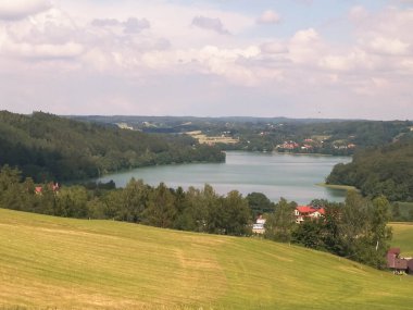 Polonya, Kashubia 'daki Wiezyca bölgesinin muhteşem manzarası. Arka planda otlaklar, çayırlar ve Ostrzyckie gölü.