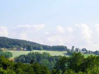 Wiezyca 'nın dağlık manzarası. Wiezyca, Polonya 'nın Kashubia bölgesinin dağlık pazarıdır..