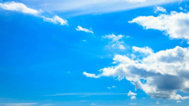 Beyaz bulutlar mavi gökyüzünü doğa arka planı olarak kullanırlar. Hava tahmini ve inanç kavramı.