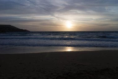Golden Bay Malta 'da muhteşem bir gün batımı. Güneşli günün sonu.
