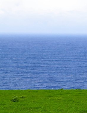 Atlantik Okyanusu 'nun nefes kesici manzarası. Fırtına yaklaşıyor..
