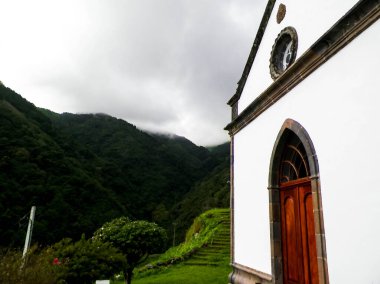Sao Miguel Adası 'ndaki tropikal ormanda küçük bir kilise.