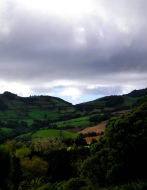 Sao Miguel Adası 'nın tipik manzarası. Yeşil tepeler ve yağmurlu hava. Azores 'in saf egzotik ve güzel doğası..