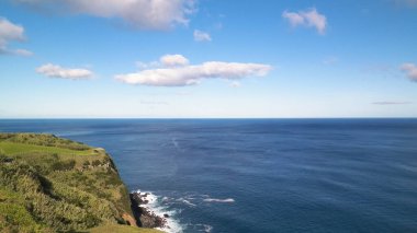 Sao Miguel 'in sahil kayalıkları, Azores adaları. Doğanın güzelliği, boşluğu mavi gökyüzünde kopyala.