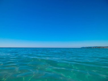 Yaz günü, mavi, mavi gökyüzü arka planında Tyrhenian deniz suyu. Tatiller ve doğa konsepti. Boşluğu kopyala.