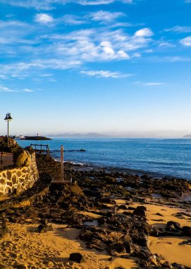 Playa Blanca plajından okyanus manzarası, Lanzarote Adası, Kanarya takımadaları. Doğanın güzelliği.