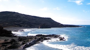 El Golfo plajındaki uçurumlar. Lanzarote Adası. Popüler turistik cazibe.