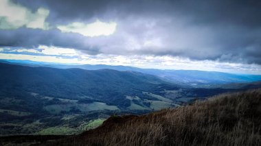 Bieszczady 'de fırtına geliyor. Karpatlar. Doğanın güzelliği.