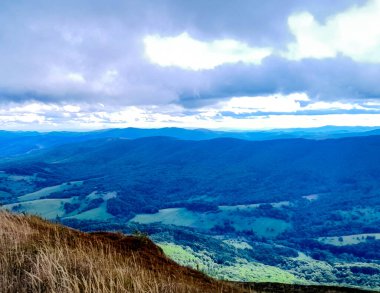 Dağın tepesinden Bieszczady 'nin güzel manzarası. Dağ turizmi.