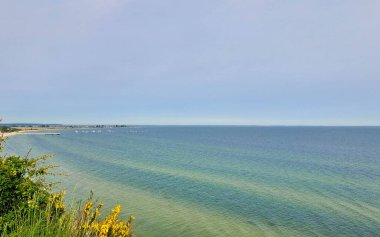 Sabahları Baltık Denizi 'nin doğal güzelliği. Kuzey Polonya.