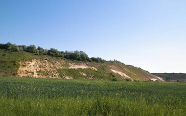 Maden bölgesindeki çakıl ocağı. Kuzey Polonya. Gökyüzündeki boşluğu kopyala. Doğal çevre keşfi kavramı.