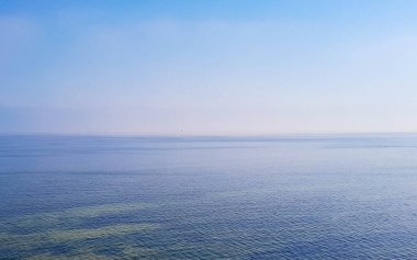 Baltık Denizi 'nin deniz manzarası göz kamaştırıcı. Uzayı ufuk üzerine kopyala.