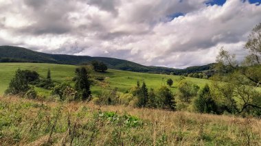Bieszczady Dağları 'nın tepesinde kara bulutlar. Fırtına geliyormuş. Polonya 'nın güneyi.