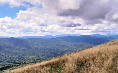 Bieszczady Dağları 'nın tepesinde kara bulutlar. Fırtına geliyormuş. Polonya 'nın güneyi.
