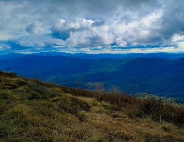 Dağın tepesinden Bieszczady 'nin güzel manzarası. Dağ turizmi.