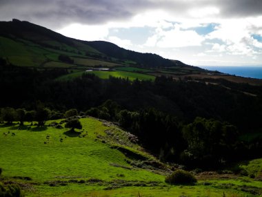 Sao Miguel Adası 'nda fırtına geliyor. Dağ manzarası. Azores.