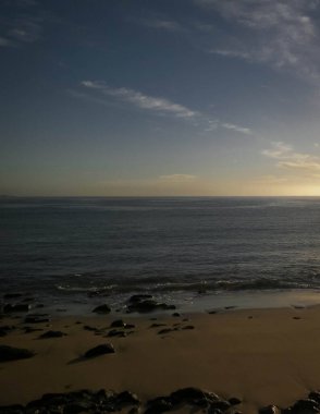Playa Blanca plajından okyanus manzarası, Lanzarote Adası, Kanarya takımadaları. Doğanın güzelliği.