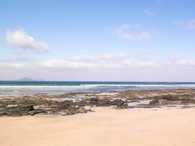 Lanzarote Adası 'ndaki Sandy Beach Caleta de Famara. Kanaryalar. Sörfçüler arasında ikonik bir yer.