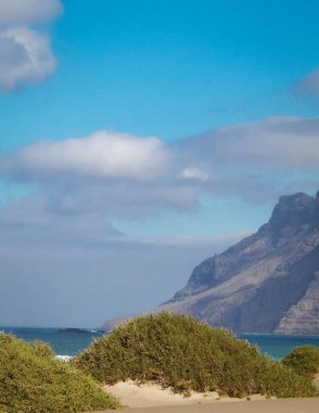 Lanzarote Adası 'ndaki Sandy Beach Caleta de Famara. Kanaryalar. Sörfçüler arasında ikonik bir yer.