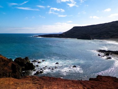 El Golfo plajındaki uçurumlar. Lanzarote Adası. Popüler turistik cazibe.