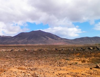 Lanzarote Adası 'ndaki çölün üzerinde. Mars manzara gibi..