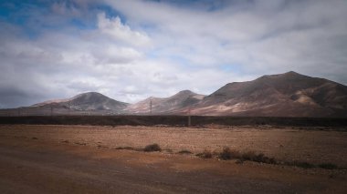 Lanzarote Adası 'ndaki çölün üzerinde. Mars manzara gibi..