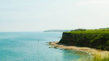 Karadeniz kıyılarındaki uçurumlar. Romanya 'nın Vama Veche kentinde kayalıkların manzarası ve plaj. Doğa ve seyahat kavramı.