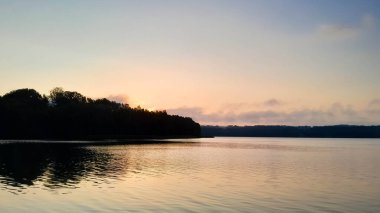 Wysockie Gölü kıyısında. Kashubia 'da sabahın erken saatlerinde. Kuzey Polonya.