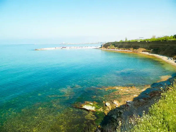 Karadeniz kıyılarındaki uçurumlar. Romanya 'nın Vama Veche kentinde kayalıkların manzarası ve plaj. Doğa ve seyahat kavramı.