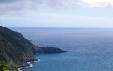 Azores 'in güzel doğası. Rocky Atlantik Okyanusu Kıyısı Sao Miguel Adası 'nda fırtınalı bir günde.