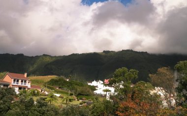 Sao Miguel Adası 'ndaki mobilyalar kaplıca ve popüler turistik eğlence şehridir. Azores takımadaları.