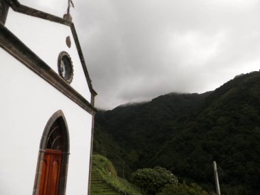 Sao Miguel Adası 'ndaki tropikal ormanda küçük bir kilise.