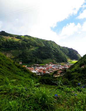 Sao Miguel Adası 'ndaki Faial da Terra köyü. Aszorların Güzelliği.