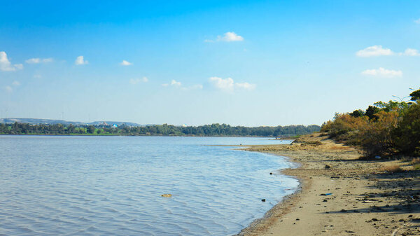 Ларнака-об-Кипр. Соленое озеро недалеко от города Ларнака. Природная среда обитания птиц фламинго.