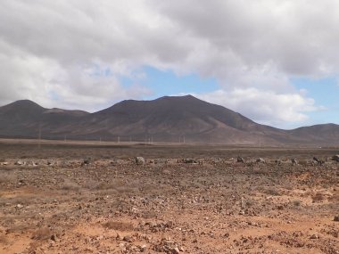 Lanzarote Adası 'ndaki çölün üzerinde. Mars manzara gibi..
