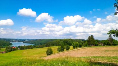 Tepeler, çayırlar ve güzel Ostrzyckie Gölü, Kashubia, Polonya manzarası..