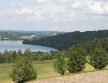 Ostrzyckie Gölü ve Wiezyca Bölgesi, Pomerania, Kashubia, Polonya 'nın güzel manzarası.