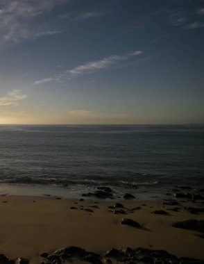Playa Blanca plajından okyanus manzarası, Lanzarote Adası, Kanarya takımadaları. Doğanın güzelliği.