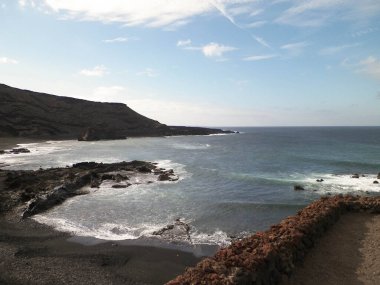 El Golfo plajındaki uçurumlar. Lanzarote Adası. Popüler turistik cazibe.