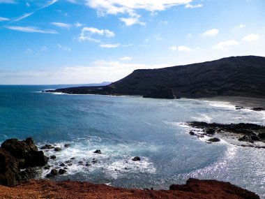 El Golfo plajındaki uçurumlar. Lanzarote Adası. Popüler turistik cazibe.