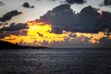 Akdeniz üzerinde güzel gün doğumu veya gün batımı gökyüzü.